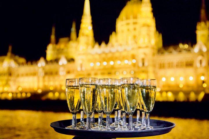 ブダペスト：飲み放題の夜の河川クルーズ