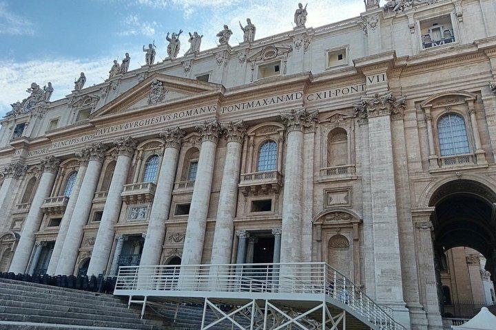 サン・ピエトロ大聖堂とバチカン地下聖堂へのオーディオガイド付き入場