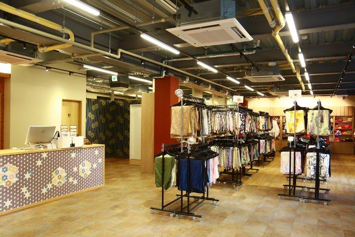 京都:嵐山竹林近くの最大級の着物レンタル