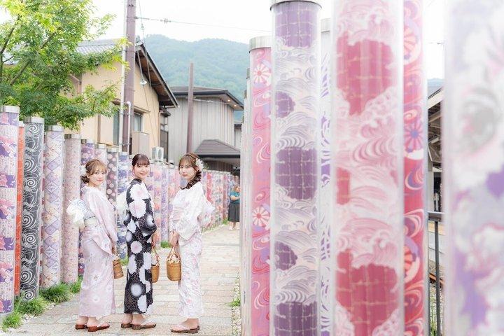 京都:嵐山竹林近くの最大級の着物レンタル