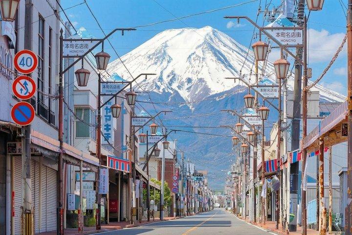 東京発ホテル送迎付き富士山スモールグループ日帰りツアー