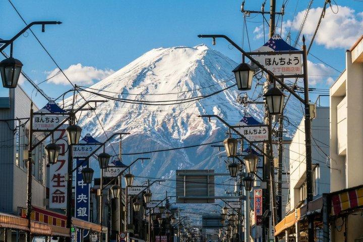 東京発ホテル送迎付き富士山スモールグループ日帰りツアー