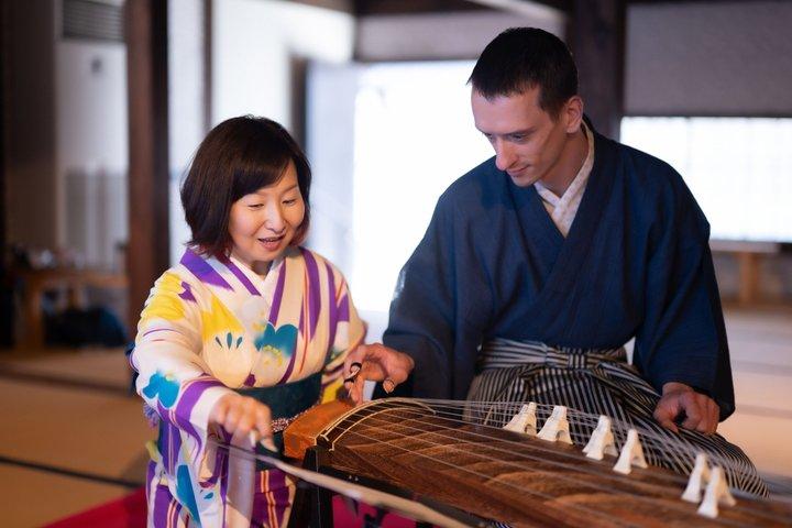 Habillement en kimono de Nagasaki Dejima et harpe japonaise menée par un expert pour tous