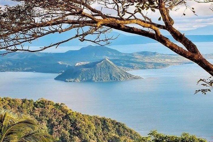 マニラ発 タガイタイ&タール火山ボートツアー終日