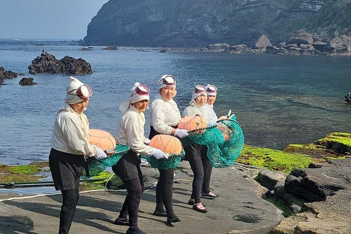 済州島でのプライベートツアー：ダイバーパフォーマンスと万丈窟