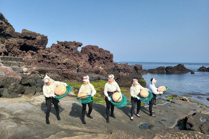 済州島でのプライベートツアー：ダイバーパフォーマンスと万丈窟