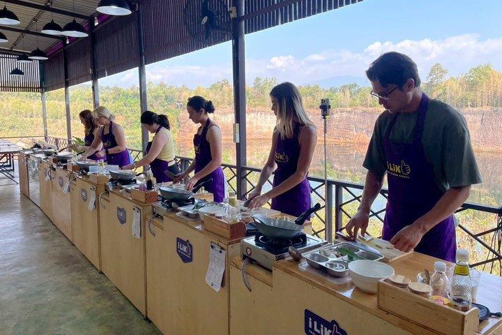 チェンマイ市場からテーブルまでのタイ料理教室（グランドキャニオンオプション付き）