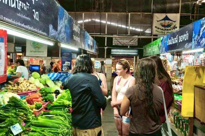 チェンマイ市場からテーブルまでのタイ料理教室（グランドキャニオンオプション付き）