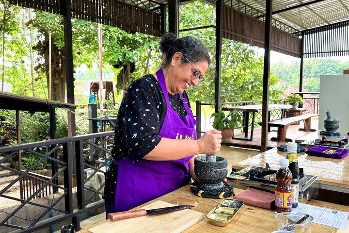 チェンマイ市場からテーブルまでのタイ料理教室（グランドキャニオンオプション付き）
