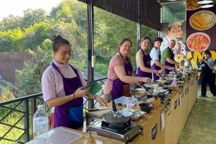 チェンマイ市場からテーブルまでのタイ料理教室（グランドキャニオンオプション付き）