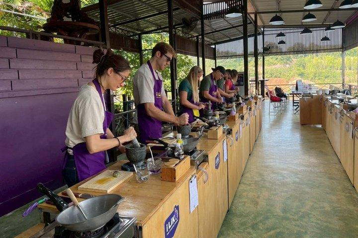 チェンマイ市場からテーブルまでのタイ料理教室（グランドキャニオンオプション付き）