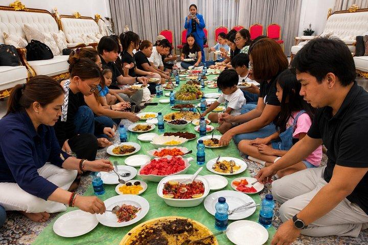 モスクートでの地元家族との本格オマーンディナー