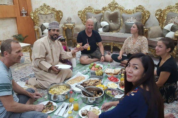 モスクートでの地元家族との本格オマーンディナー