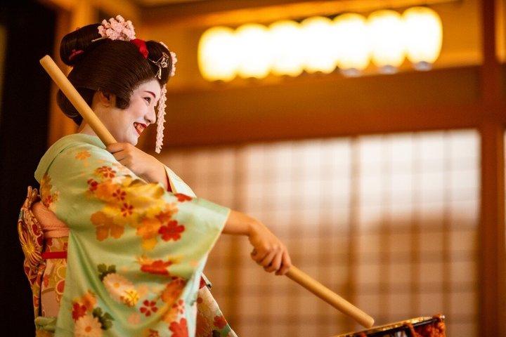 東京ゲイシャ体験：ダンスと伝統ゲーム付き