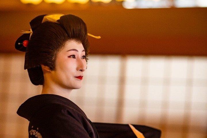 東京ゲイシャ体験：ダンスと伝統ゲーム付き