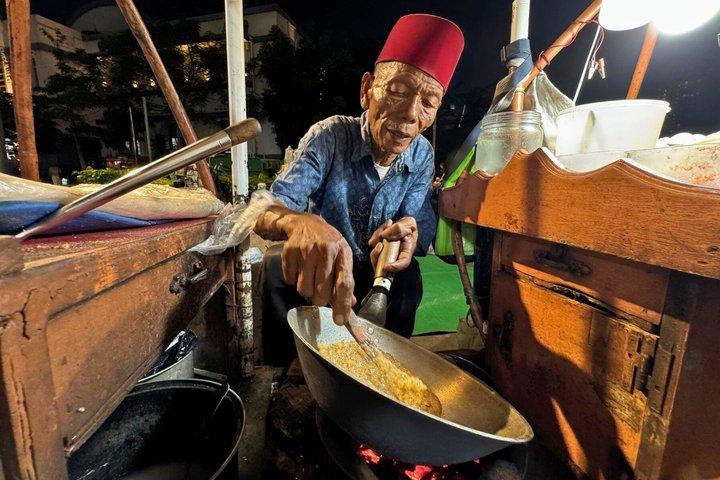 ジャカルタの夜のフードツアー 15品以上の試食付き