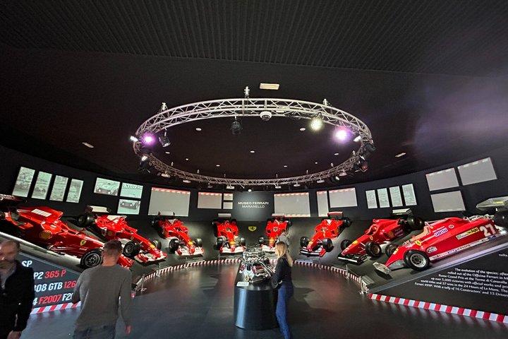 モーターバレー: ランボ博物館、フェラーリ&パガーニの工場ツアー + 博物館