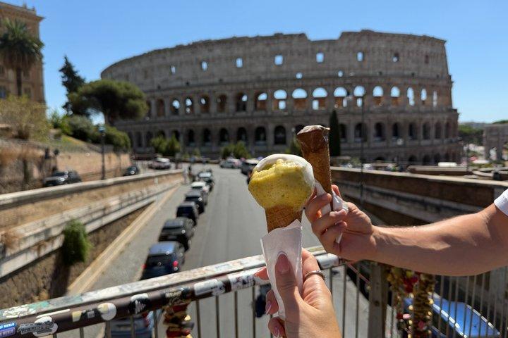 ローマフードツアー：モンティ地区のストリートフードとコロッセオの眺め