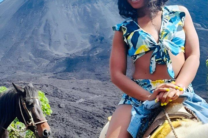 パカヤ火山の豪華なサンセット乗馬ツアー/溶岩シェフによるディナー