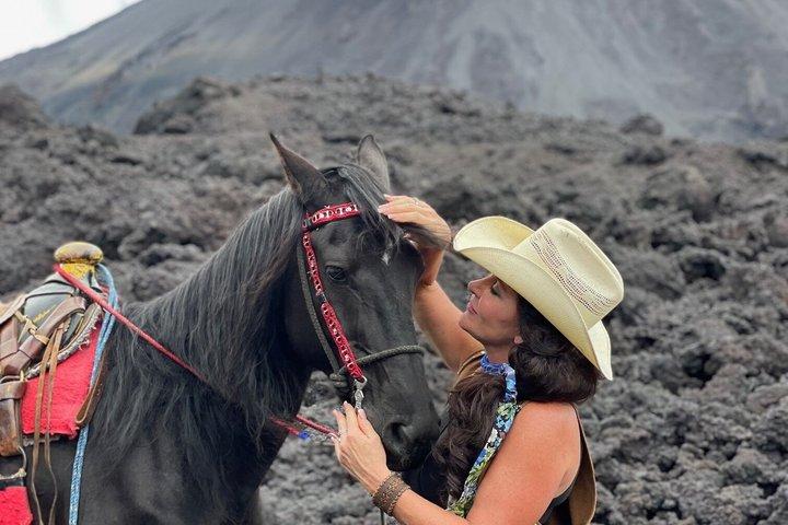 パカヤ火山の豪華なサンセット乗馬ツアー/溶岩シェフによるディナー