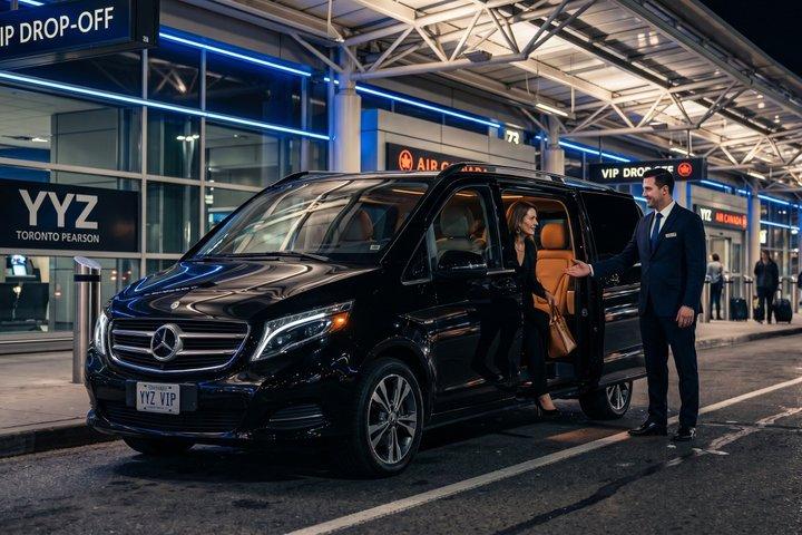トロント:YYZ空港から市内中心部へのプライベート送迎/市内中心部からYYZ空港へのプライベート送迎
