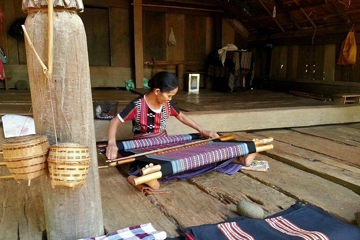 ルアンパバーンから地元の村へのトレッキングとクアンシー滝