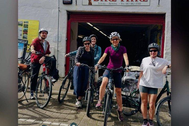 ガイド付きサイクリングツアー：バイクとヘリテージセンターでウェストポートを発見しよう