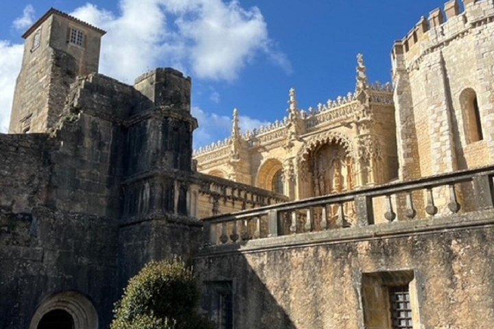 ポルト発 ファティマ聖地およびトマール騎士団遺跡へのプライベートツアー