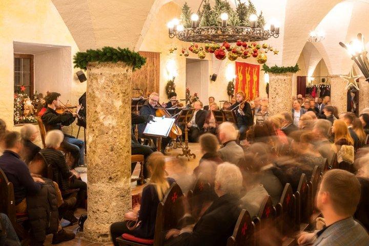 ホーエンザルツブルク城でのディナー付きモーツァルトとアドベント/クリスマスコンサート