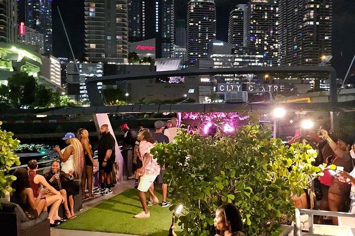 Miami: Ultimative Bootsparty mit Open Bar, DJ & After-Party