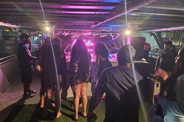 Miami: Ultimative Bootsparty mit Open Bar, DJ & After-Party