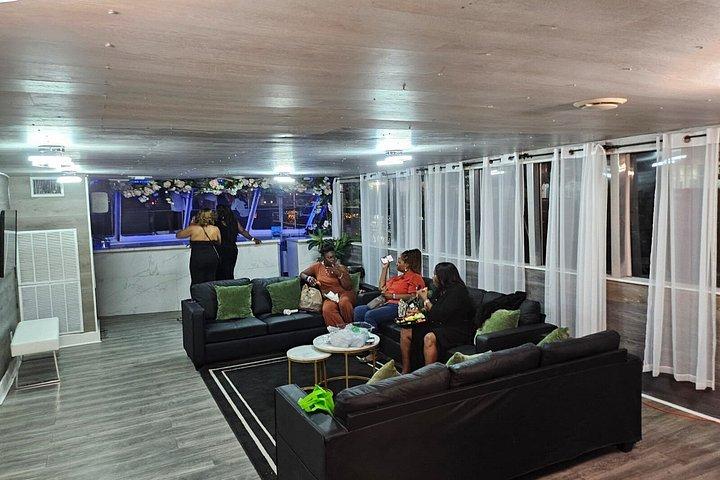 Miami: Ultimative Bootsparty mit Open Bar, DJ & After-Party