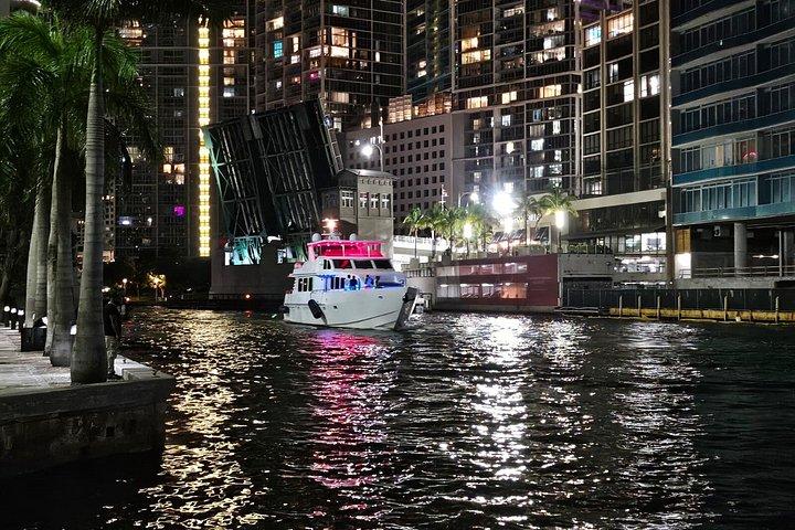 Miami: Ultimative Bootsparty mit Open Bar, DJ & After-Party
