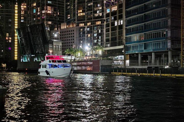 Miami: Ultimative Bootsparty mit Open Bar, DJ & After-Party