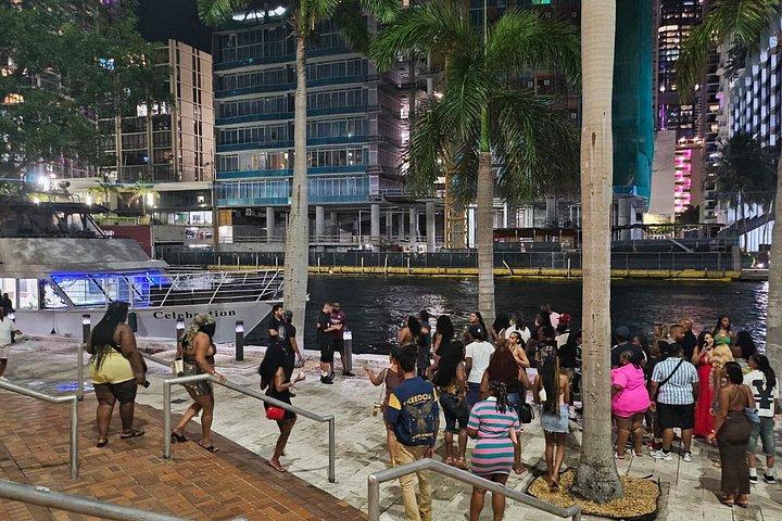Miami: Ultimative Bootsparty mit Open Bar, DJ & After-Party