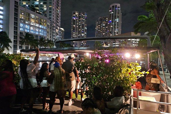 Miami: Ultimative Bootsparty mit Open Bar, DJ & After-Party