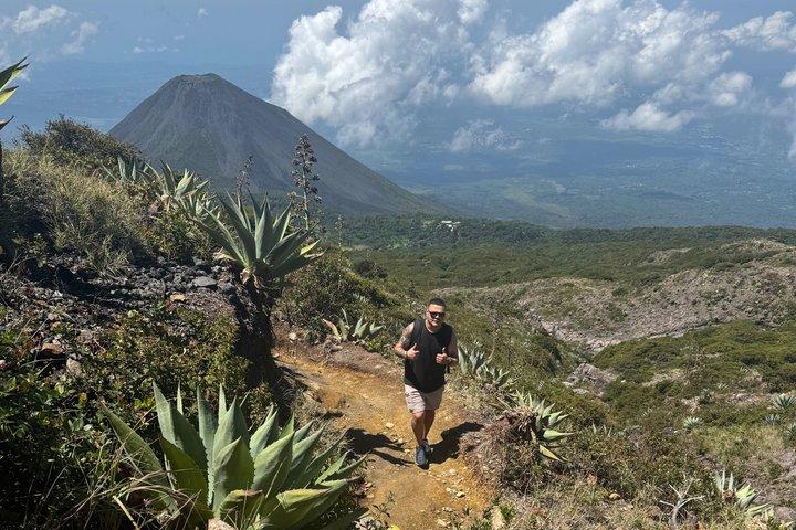サンタアナ火山ハイキング＆コアテペケ湖：オールインクルーシブ日帰りツアー