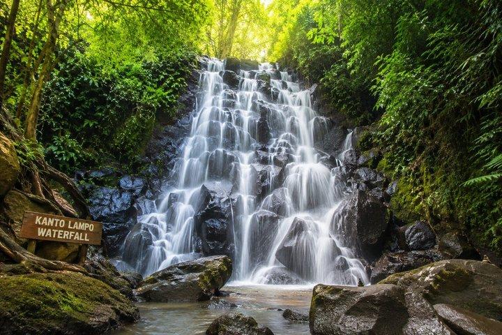 ウブドの滝、棚田、聖なる泉の水寺院ツアー
