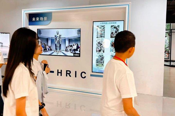 西湖クルーズで杭州のAIロボット体験ツアー