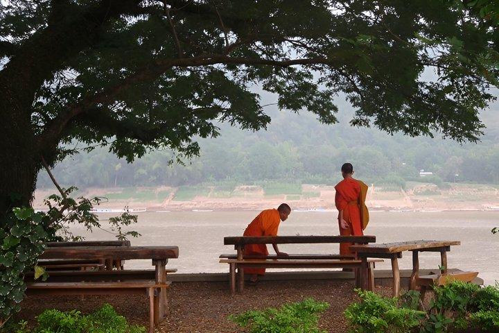 ルアンパバーン ユネスコ世界遺産都市とパクオ洞窟ツアー