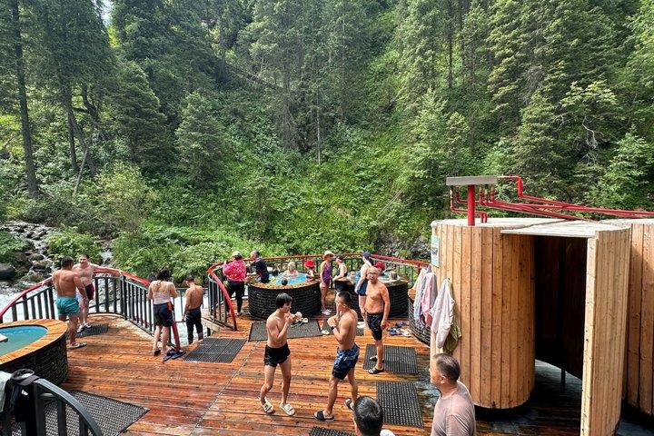 カーで訪れるビッグ・アルマトイ湖とアルマアラサン峡谷の温泉