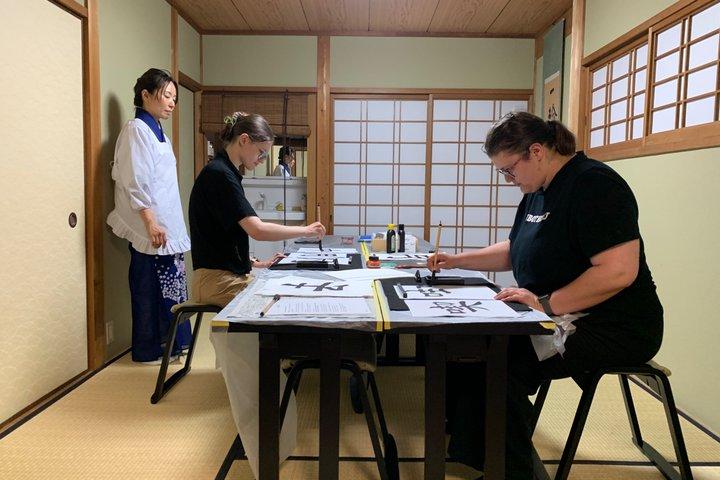 京都:日本語書道プライベートおよびグループ体験