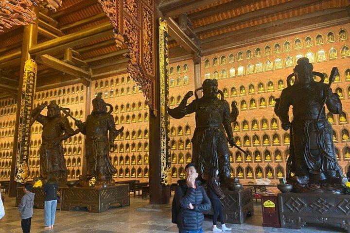 ハノイからニンビンへ:白丁寺、トランアン、ムーア洞窟ツアー