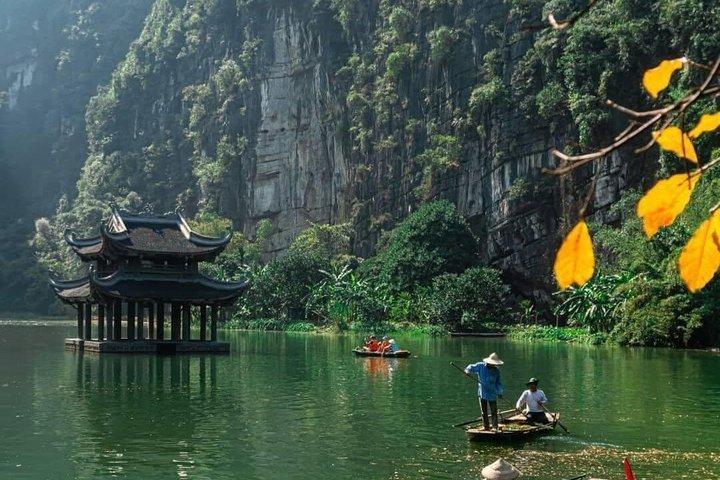 ハノイからニンビンへ：白丁寺、トランアン、ムーア洞窟ツアー