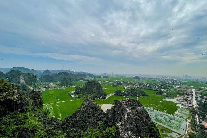 ハノイからニンビンへ：白丁寺、トランアン、ムーア洞窟ツアー