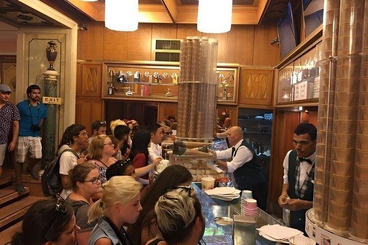 ローマ市内中心部の歴史あるコーヒーとジェラート店を巡るツアー