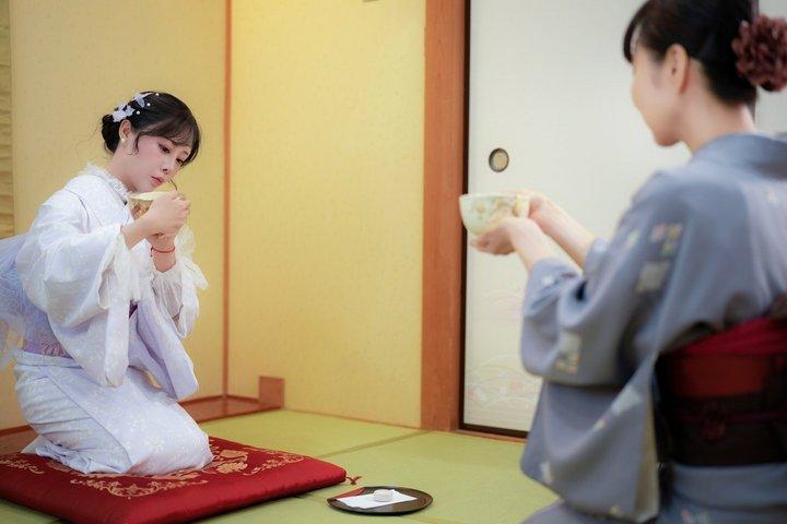 はなやかで抹茶と着物体験