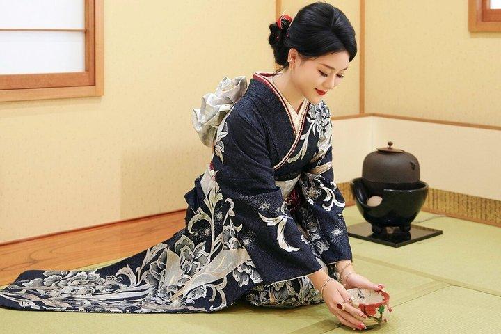 はなやかで抹茶と着物体験