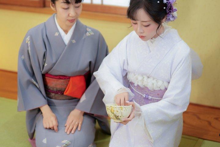 はなやかで抹茶と着物体験