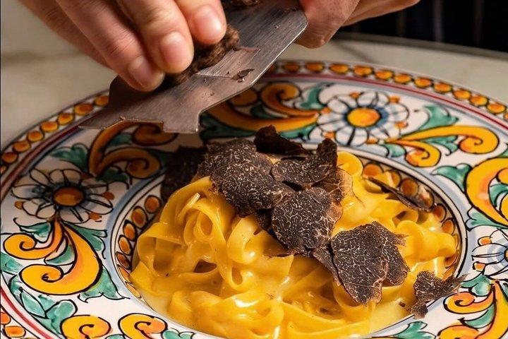 パルマ近郊の中世の村で味わうパスタ、トリュフ、ワイン